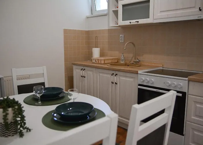 アパート Crown 2 *