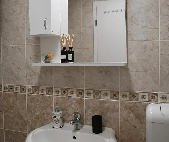 Crown 2 アパート スボティツァ